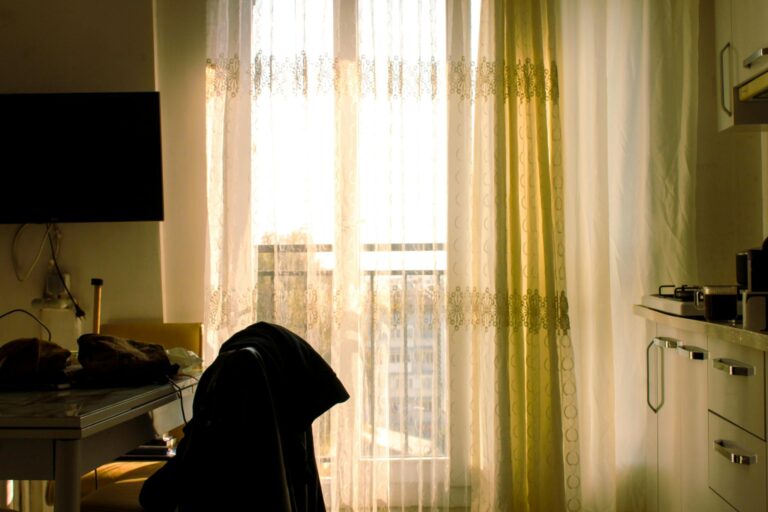 Ordentlich vorbereitetes Haus mit Notvorräten und Solarpanel für Stromausfall