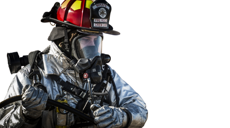 Brandschutz Notfall Tipps für effektive Sicherheit bei Stromausfall und Feuer Person prüft Brandschutzausrüstung bei Stromausfall zur Vorbeugung von Feuergefahren