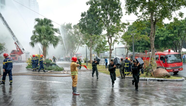 Vernetzter Laptop mit Sicherheitsschloss symbolisiert digitale Sicherheit in Krisenzeiten