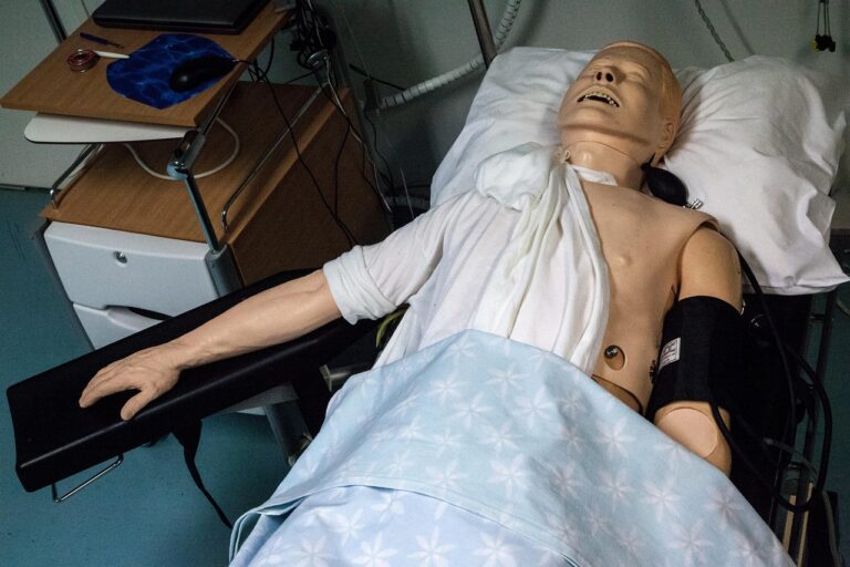 Mit Erste Hilfe lernen sicher handeln wenn es wirklich darauf ankommt Person übt Erste Hilfe mit Verband bei Verletzung im Notfalltraining