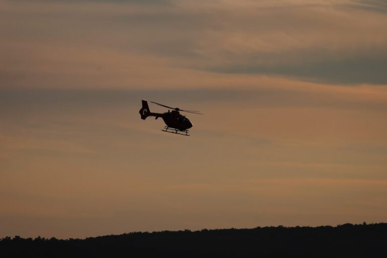 Prüfung und Auffrischung der Fahrzeug Notfallausrüstung im Auto