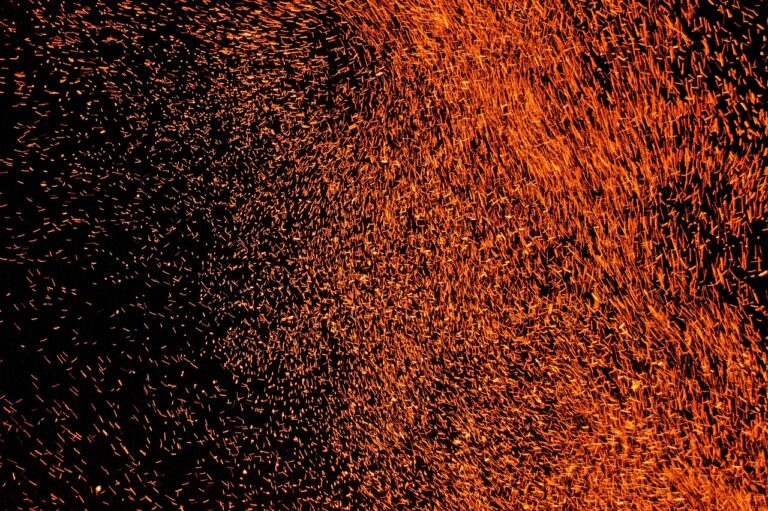 Outdoor Survival Feuer machen mit Zunder und Streichholztechnik beim Camping