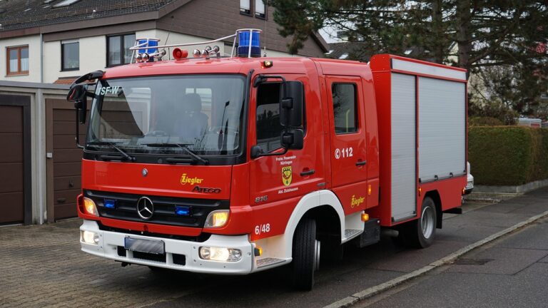 Nachbarn unterstützen sich gemeinsam im Notfall bei Verletzungen und Gefahr