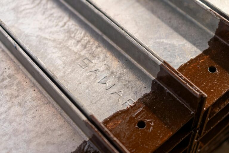 Frau duscht kurz mit wassersparendem Duschkopf für Wassernutzung optimieren