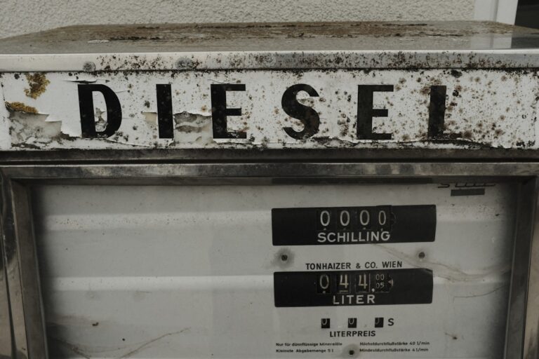 Dieselgenerator im Notfallbetrieb mit Heizöl für zuverlässige Stromversorgung im Winter