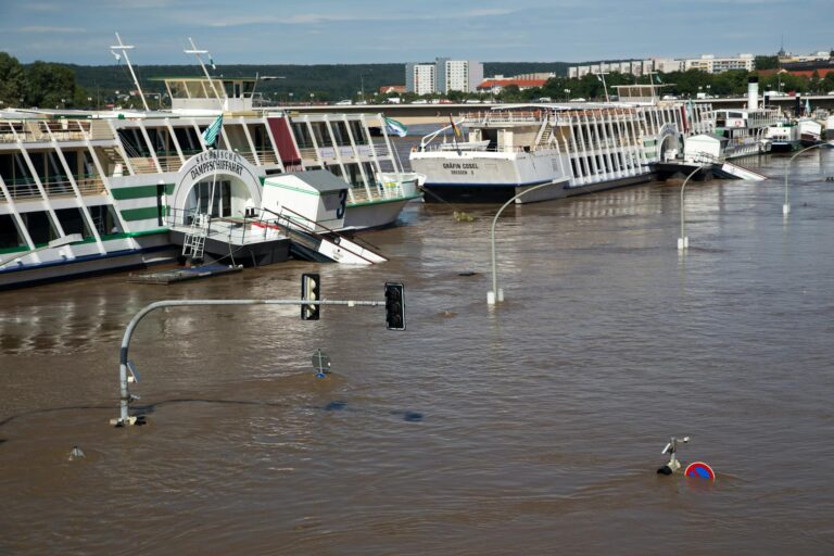 Notvorrat mit Wasserfiltern und Hygieneartikeln für Krisenzeiten bei Wassermangel