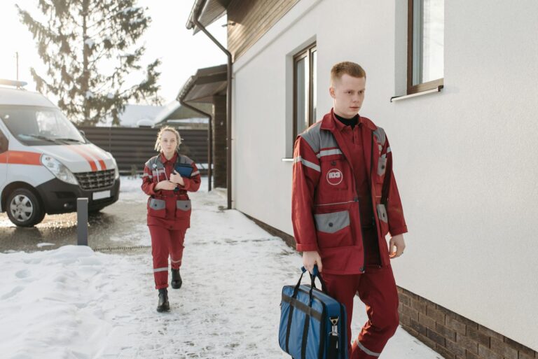 Ein Kälte Notfall Plan schützt vor Folgen bei plötzlichem Heizungsausfall Vorbereitete Notfallausrüstung zur schnellen Wärmeversorgung bei Heizungsausfall im Winter