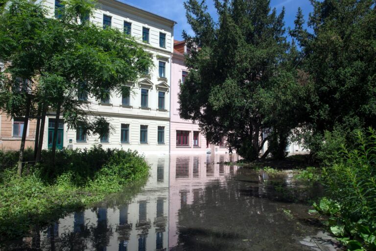 Frau erhält einfühlsame Unterstützung bei einem akuten Kinderwunsch Notfall