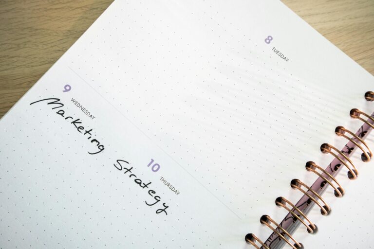 Mitarbeiter koordinieren Krisenkommunikation im Energieplan bei Notfallszenarien im Kontrollzentrum