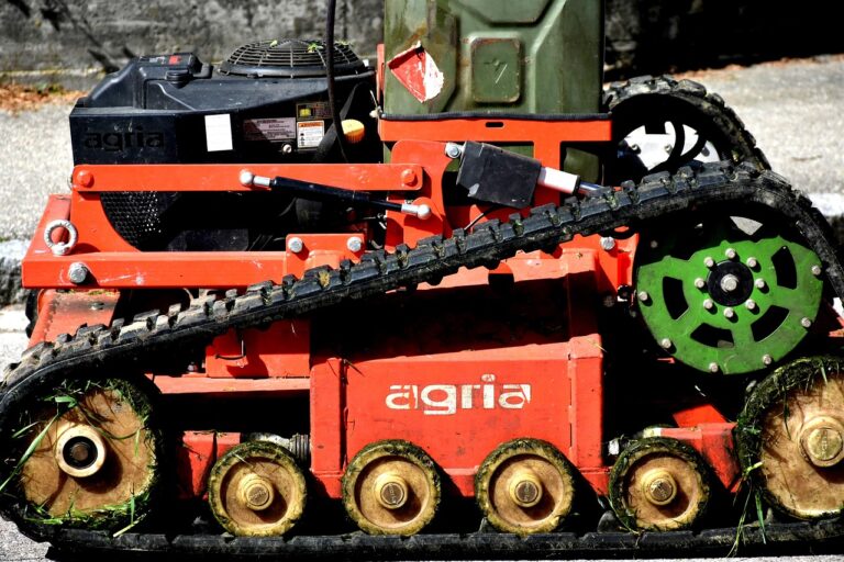 Mähroboter mit Notstromversorgung durch Solarpanel und mobile Powerstation im Garten