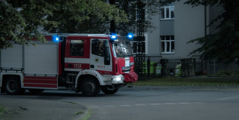 Moderne nachhaltige Energieversorgung Zuhause mit Photovoltaik und Notfallvorsorge Konzepten