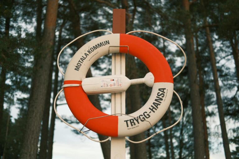 Ordner mit wichtigen Notfall Dokumenten für persönliche Krisenvorsorge organisiert auf Tisch