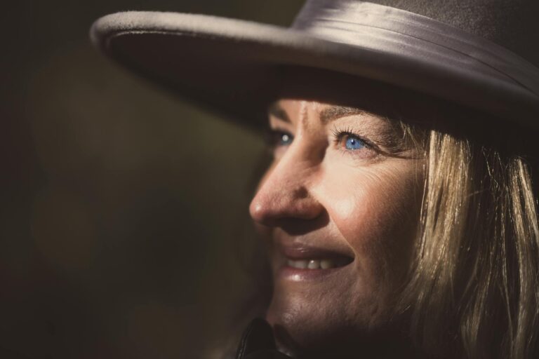 Familie erstellt gemeinsam effektiven Notfallplan für Krisensituationen zu Hause