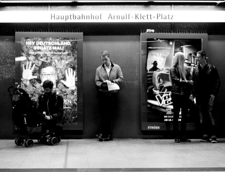 Notfallrucksack für Frauen mit wichtigen Survival-Utensilien und Hygieneartikeln für Krisensituationen