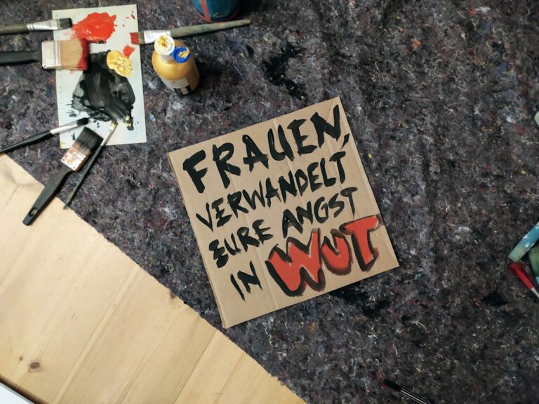 Notunterkunft aus Zweigen und Planen im Wald mit einfacher Bauanleitung