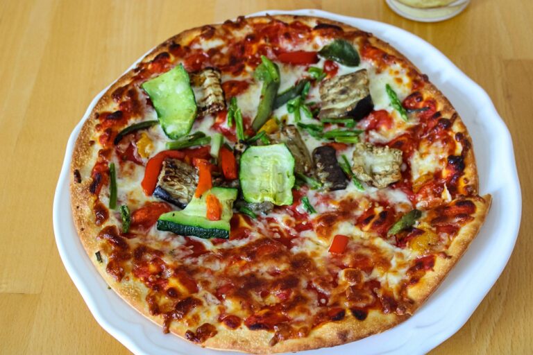 Vielfältiger vegetarischer Notvorrat mit Hülsenfrüchten, Getreide und Nüssen für Krisenvorsorge