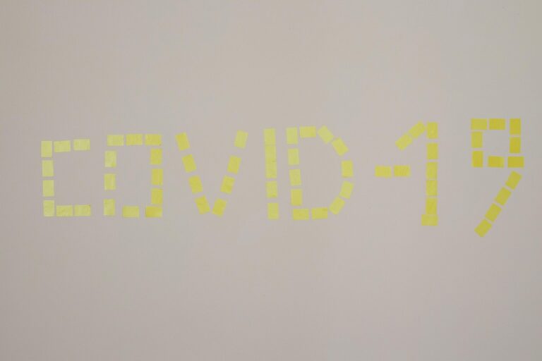 Personen üben Atemtechniken zur Selbstberuhigung bei einem Panik Notfall