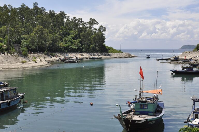 Frau übt Atemtechnik zur Panikvermeidung für mehr innere Ruhe und Sicherheit