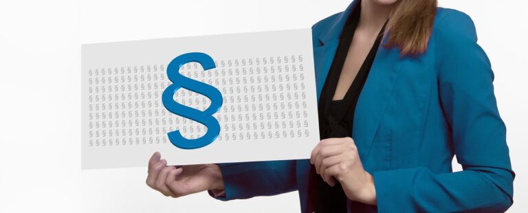 Pfefferspray in Hand eines Mannes zur Selbstverteidigung im urbanen Umfeld