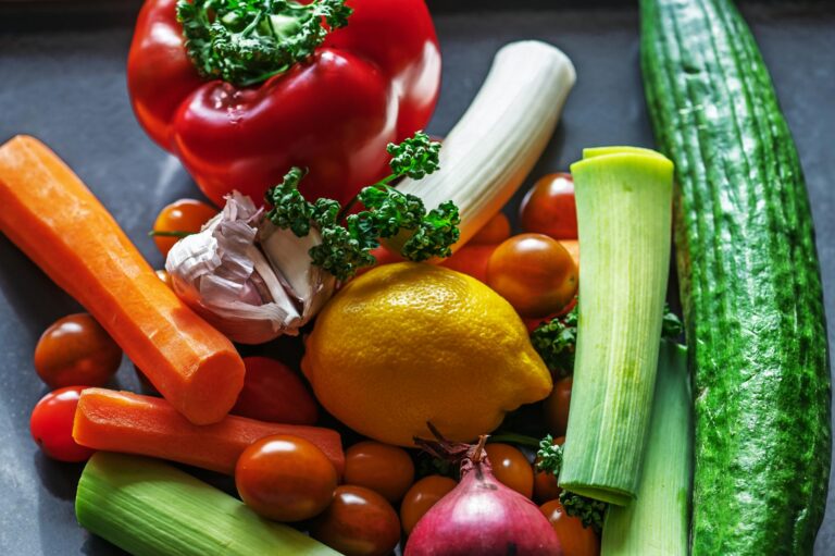 Vorratsschrank mit haltbaren pflanzlichen Lebensmitteln für Notfälle und Alltag