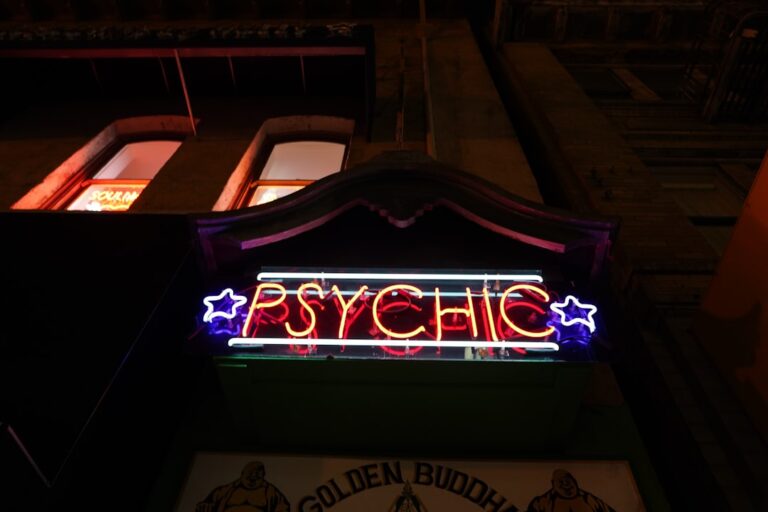 Frau sitzt nachdenklich am Fenster und kämpft mit innerer Unruhe