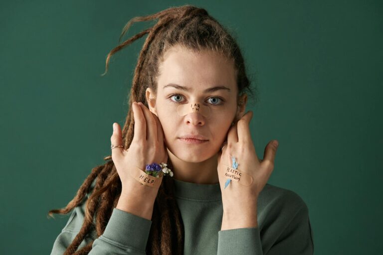 Person meditiert ruhig in natürlicher Umgebung zur Stärkung von Resilienz in Krisenzeiten