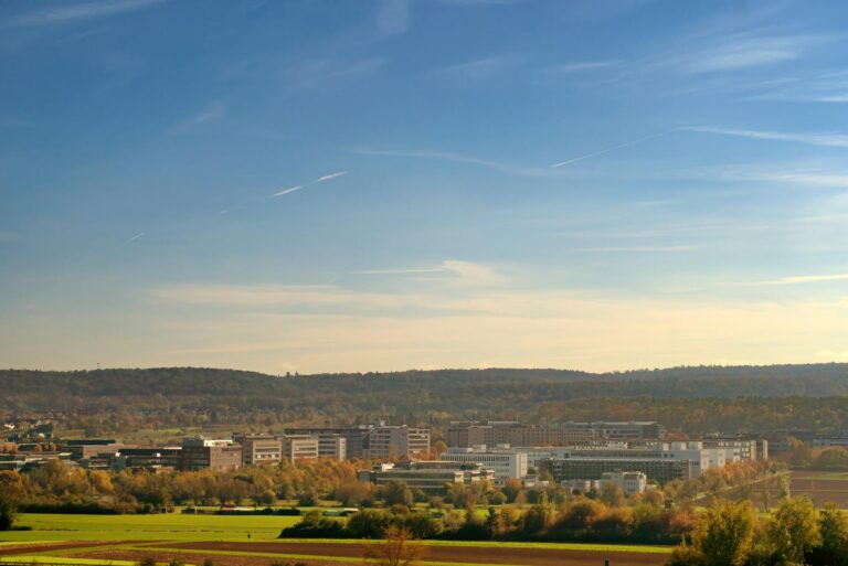 Industriearbeiter vor Fabrikhallen symbolisieren Wandel durch Rezession in Deutschland