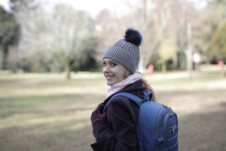 Wie Sie den Rucksack Inhalt für den Notfall effektiv und sinnvoll gestalten Notfallrucksack mit übersichtlich organisierten wichtigen Ausrüstungsgegenständen für urbane und Naturkatastrophen