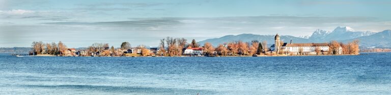 Frau übt gezielte Selbstverteidigungstechniken gegen weibliche Angreiferin im Alltag