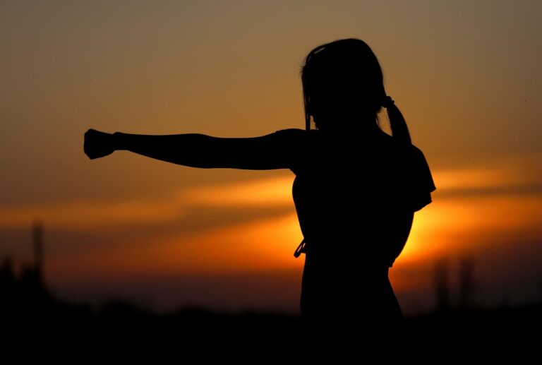 Effektives Selbstverteidigung Notfalltraining für mehr Sicherheit im Alltag Training für effektive Selbstverteidigung in Alltagssituationen zur Erhöhung der Sicherheit