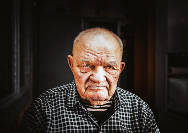 Wie man im Senioren Notfall schnell Hilfe organisiert und Ruhe bewahrt Seniorin ruht ruhig mit Mobiltelefon nach schnellem Helfen im Notfall