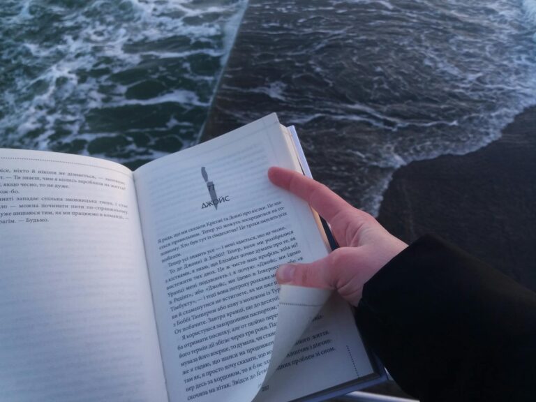 Familie sichert Fenster und Türen mit Smarthome-System bei Krisenszenarien zu Hause