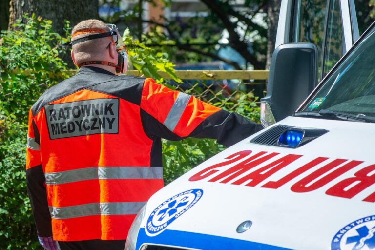 Signale in Notfällen richtig geben und schnell Rettung erreichen Person gibt in der Natur mit Leuchtfackel klare Signale zur Rettung im Notfall