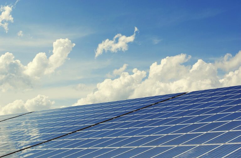 Wie Solar Notladung im Ernstfall Stromausfälle überbrücken kann Solar Notladung sorgt bei Stromausfall für nachhaltige Energie und Sicherheit im Haushalt