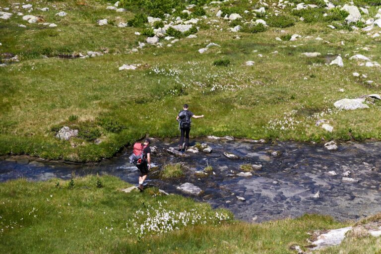 Leichtes Solarpanel Outdoor auf Bergwanderung zur mobilen Stromversorgung unterwegs