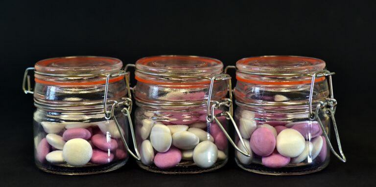 Gut organisierter Süßigkeiten Vorrat in Küche und Büro mit übersichtlicher Aufbewahrung