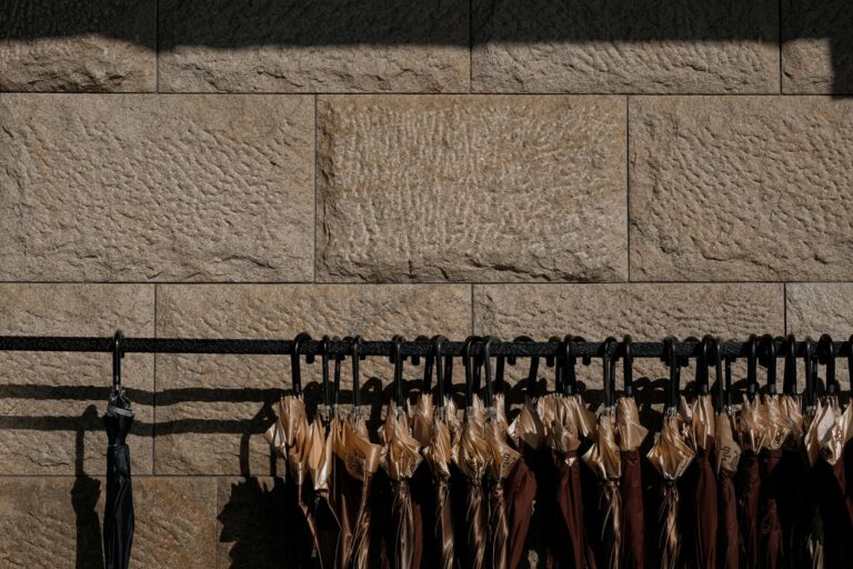 Leichter und flexibler Tarp Biwaksack als praktische Notunterkunft im Outdoor Survival