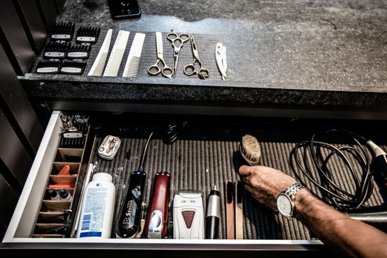 Werkzeug Pflege richtig machen – so schützen Sie Ihre Ausrüstung dauerhaft Werkzeuge im Outdoor-Bereich nach Gebrauch reinigen und vor Rost schützen
