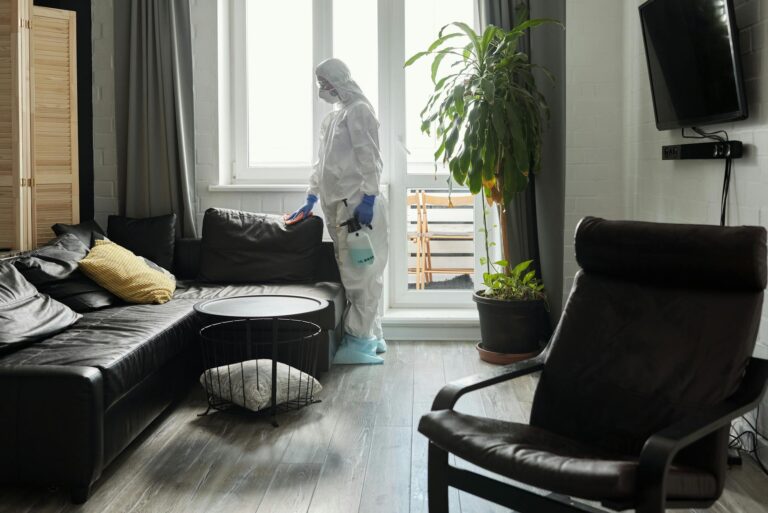 Haus mit Schutzmaßnahmen gegen Wetterextreme wie Sturm, Starkregen und Hitze